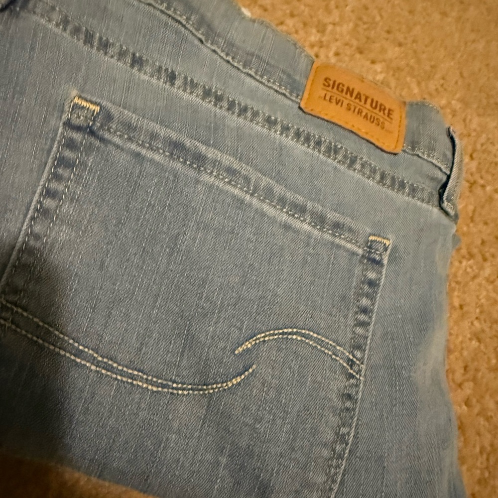 Signature by Levi Strauss Mid-Rise Capri Light Blue Denim